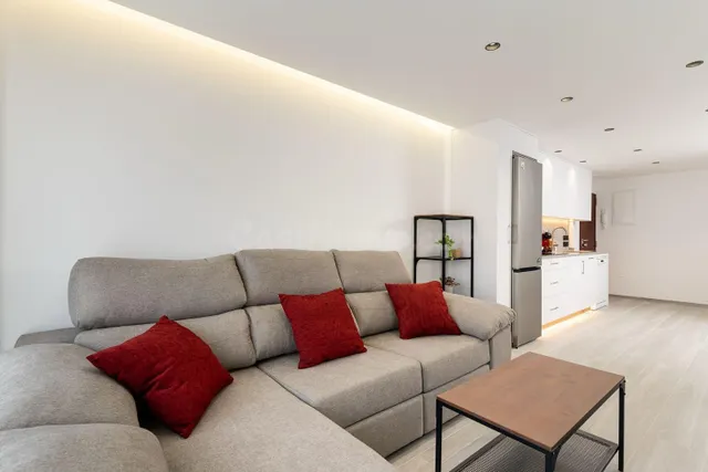 Exclusivo Piso Totalmente Reformado con Terraza en el Centro de Estepona — 2