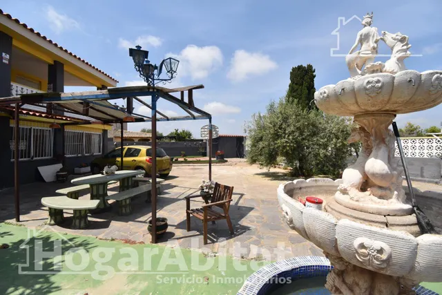 CHALET RÚSTICO CON PISCINA, TERRAZA Y PARKING — 44