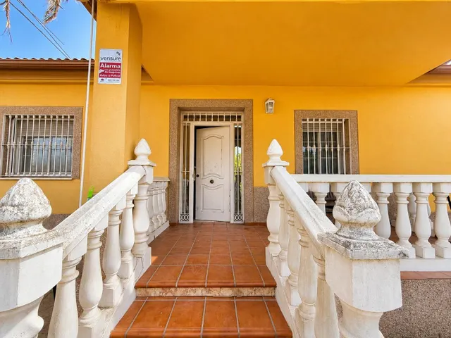 CASA INDEPENDIENTE CON 966 M/2 DE PARCELA EN NUEVO HIGUERON . — 43