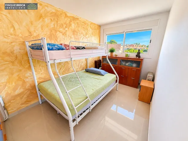 En Urbanizacion Serramar, Apartamento Esquinero, de 2 Dormitorios, Baño Completo, Terraza de 12 m2, Vistas Despejadas — 16