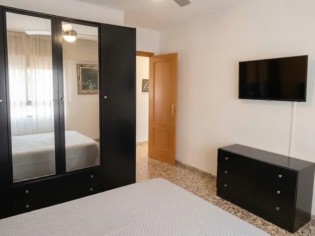 Luminoso piso con gran cocina y balcón frente a una tranquila plaza en Riola — 11
