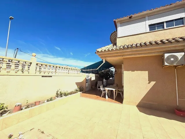 Amplia villa (aprox. 98 m2 + terrazas y garaje) con 3 dormitorios, 2 baños y gran piscina comunitaria. Cerca de colegios y comercios, y a solo 1,5 km de las playas de Punta Prima. — 5