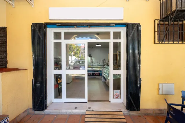 Local Comercial Avenida Enrique Martín Cuevas No.6 L8 — 2