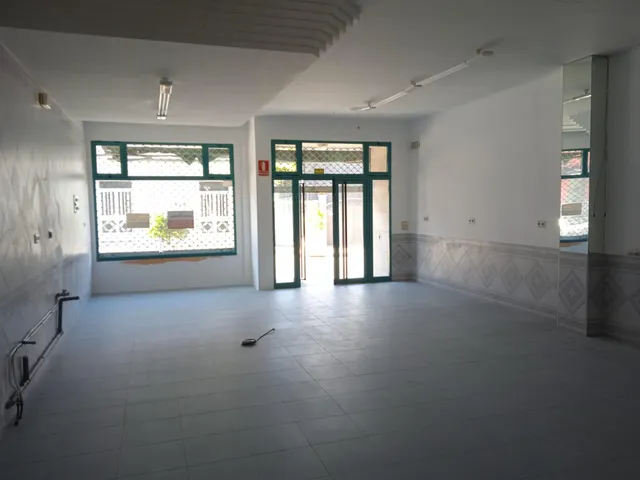 LOCAL COMERCIAL EN AGUIÑO — 2