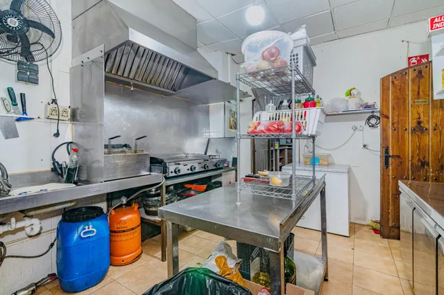 Bar en funcionamiento con local en propiedad, terraza y negocio completo en Atarfe — 29