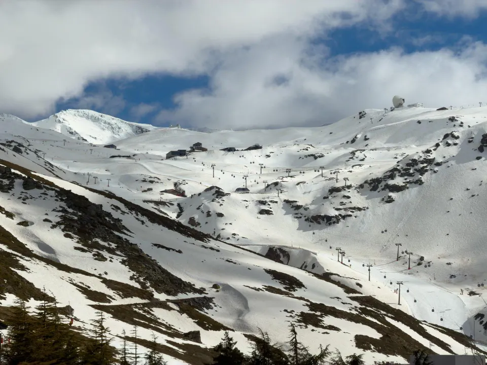 Tu refugio moderno con terraza panorámica en Sierra Nevada