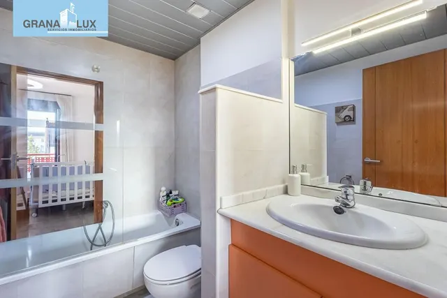 Amplia casa de 182 m2 con patio, gran sótano y a menos de 5 minutos del metro — 20