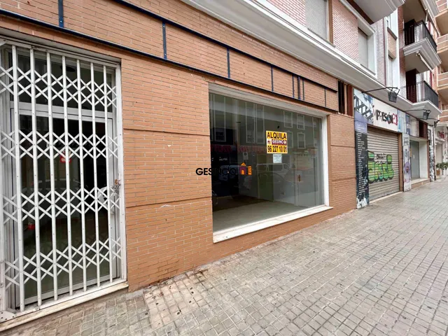 ESPACIOSO LOCAL CHAFLÁN SITUADO EN CALLE LA REINA — 2