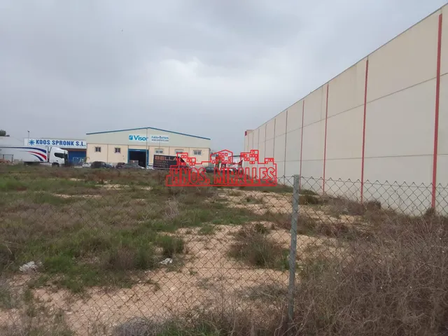 SE VENDE PARCELA EN POLIGONO LOS BARRIOS (ROJALES - ALICANTE) — 2