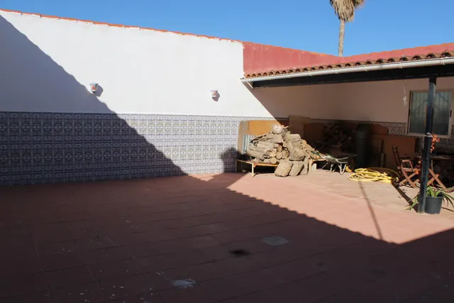 Te ofrecemos este chalet con casa de 200 metros cuadrados y 5.500 metros cuadrados de parcela! — 9
