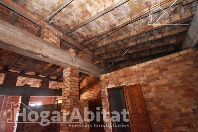 ¡Hazla a tu gusto! Casa amplia y luminosa de tres alturas para reformar, cerca del ayuntamiento — 48