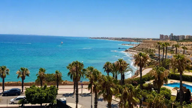 Apartamento turístico en primera línea de mar con piscina, garaje y solárium panorámico — 8
