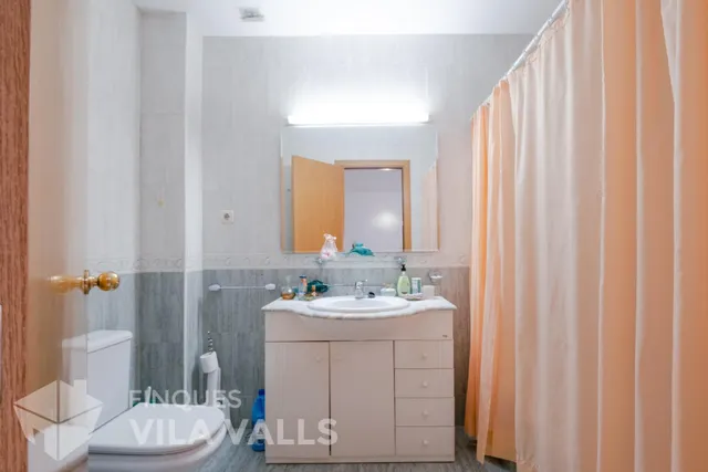Casa adosada de tres plantas con jardín, terrazas y espacio tipo loft en garaje — 26
