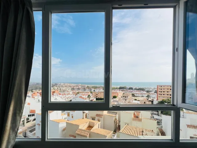 Estudio luminoso con vistas al mar y piscina comunitaria