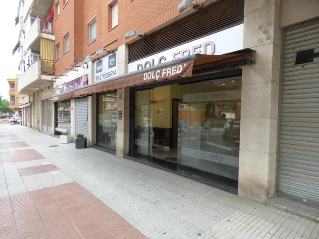 Local montado como cafeteria en buena zona. — 25