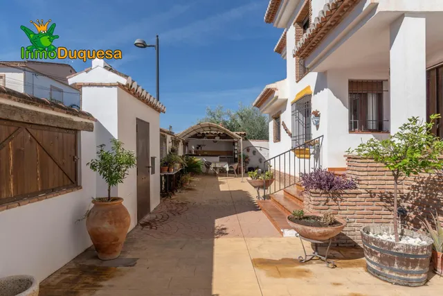 CHALET dividido en dos viviendas con piscina y zona ajardinadas. — 48