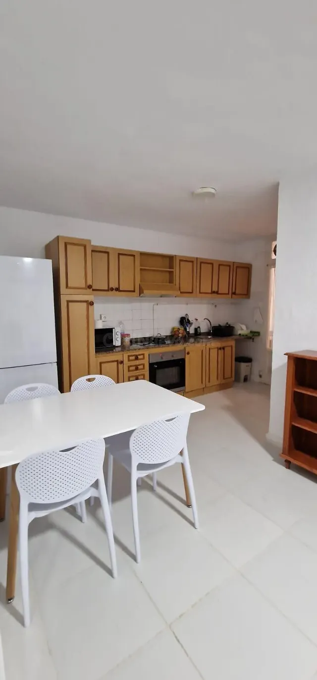 SE ALQUILA habitación PARA CHICAS EN ALICANTE CENTRO - foto 2