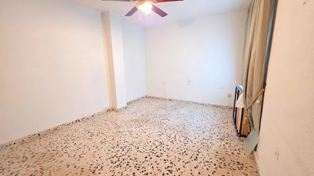 ¡estupendo piso con balcón y ascensor junto a plaza de los jardinillos! — 12