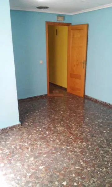 SE ALQUILA ENTREPLANTA ZONA MENENDEZ PIDAL. — 10