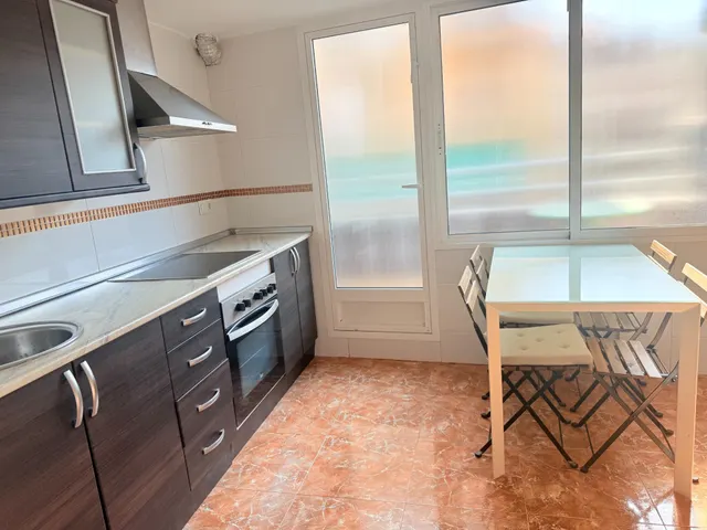 EXCELENTE PISO CERCA DE LA PLAYA, TOTALMENTE REFORMADO, EN 1º PLANTA,  EN UNA CASA TIPICA DEL BARRIO DEL CABAÑAL. — 2