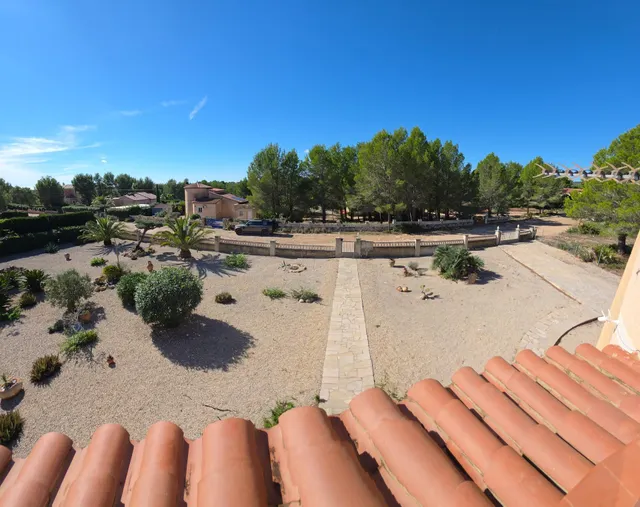 Chalet con piscina, gran parcela y licencia turística — 44