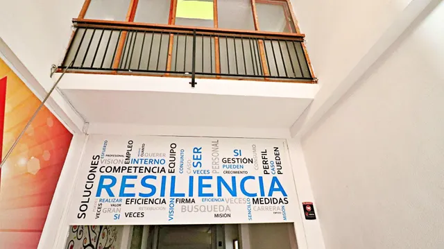 ¡Descubre tu nuevo espacio de trabajo en el corazón de la ciudad! Presentamos un local de dos planta — 2
