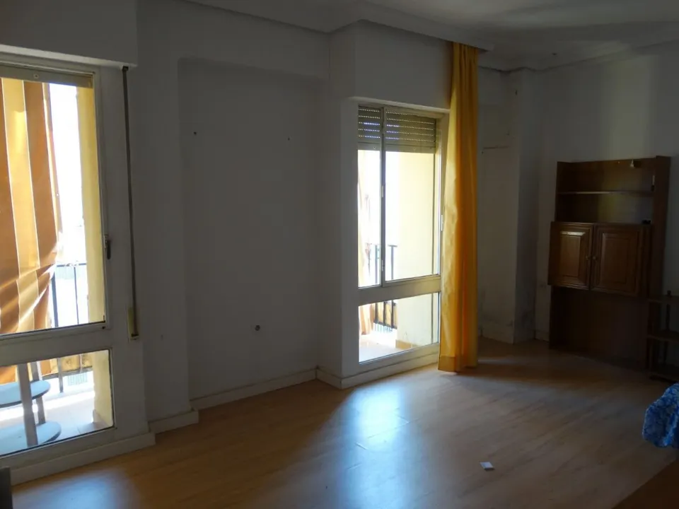 PISO EN LOS REMEDIOS / NECESITA REFORMA