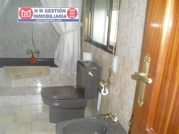 Casa en zona centro de Alcázar a 5 minutos de la Plaza de España, En planta baja.: Garaje para dos coches, 3 habitaciones, servicio, patio cubierto distribuidor, patio exterior de 50 m2 y cuarto de — 18