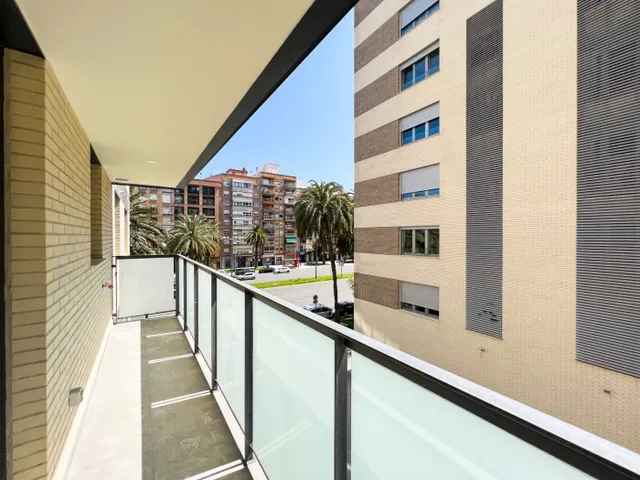 Piso de reciente construcción en alquiler en Avda. Ausias March — 32