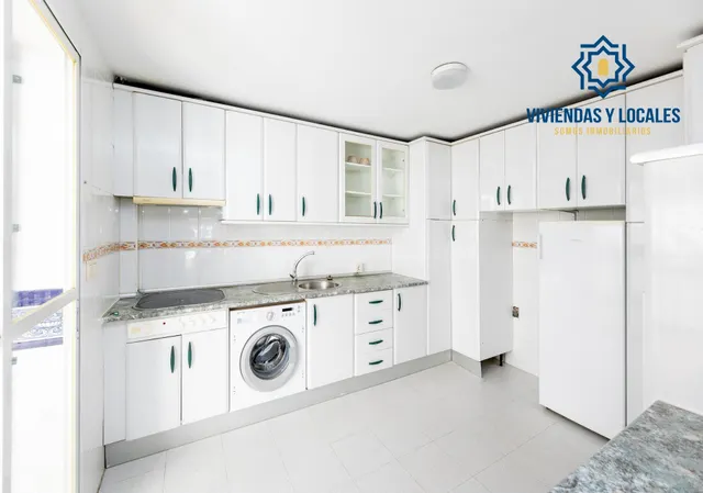 Vive en el corazón de Armilla: 4 dormitorios, patio, terraza - foto 4