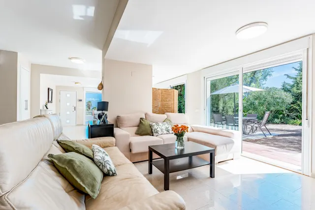 CHALET INDEPENDIENTE DE UNA SOLA PLANTA CON PISCINA — 23