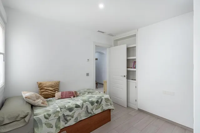 PISO COMPLETAMENTE REFORMADO EN CALLE RECOGIDAS — 25