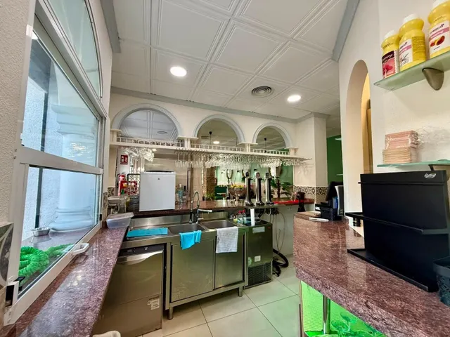 Local comercial 101m² en alquiler - Los secanos — 36