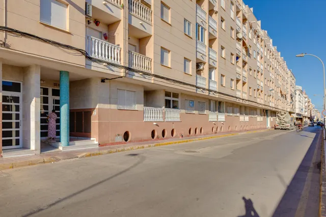 Apartamento de 2 dormitorios con piscina comunitaria en Torrevieja — 39