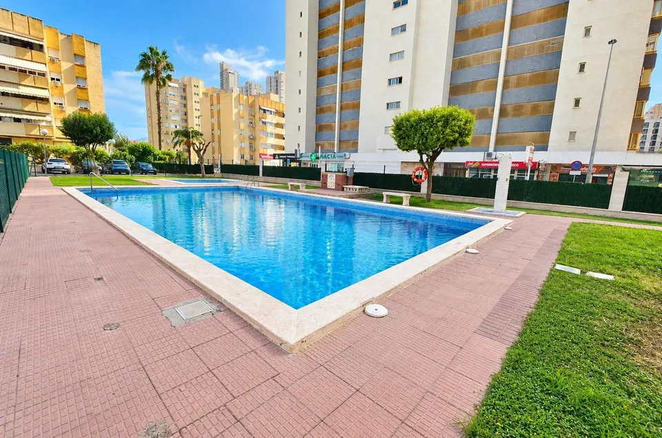 SE VENDE PISO DE TRES habitaciones EN PLUEBLO LEVANTE CON PARKING SEVENDGROUP.COM