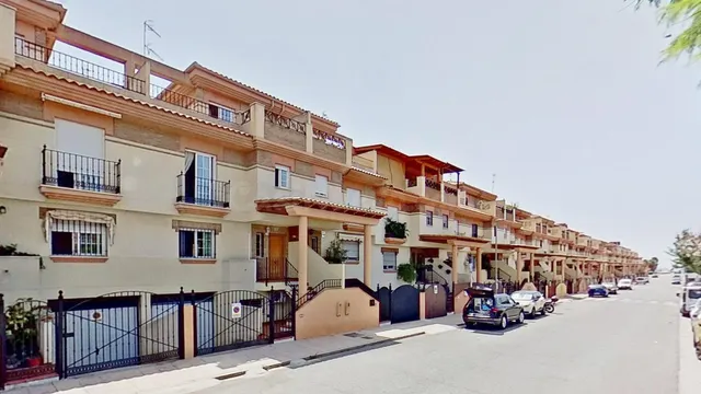 VIVIENDA CON GRAN COCHERA Y ZONAS EXTERIORES EN EL BALCON DE - foto 2
