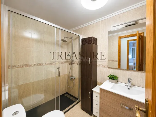 Apartamento en primera línea de mar con plaza de garaje, dos piscinas y orientación sur – Villa Cristal, Playa Paraíso — 10