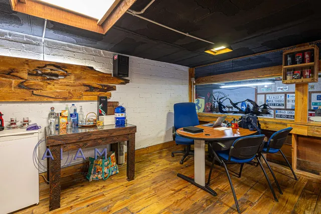 Local de 408m2 en Pineda. Ideal para muchas actividades — 3