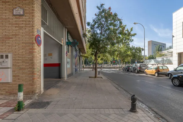 Plaza de garaje cerrado con estanterías en parque Genil cerca de Hospital La Inmaculada — 25