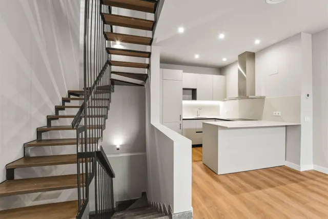 Vivienda reformada a estrenar con 3 estancias, terraza privada y espacio polivalente en Badalona — 8