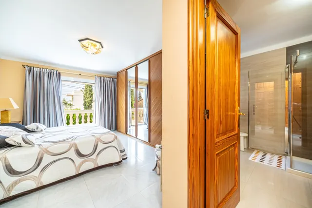 Chalet urbano con piscina y jardín en Sa Cabaneta — 17