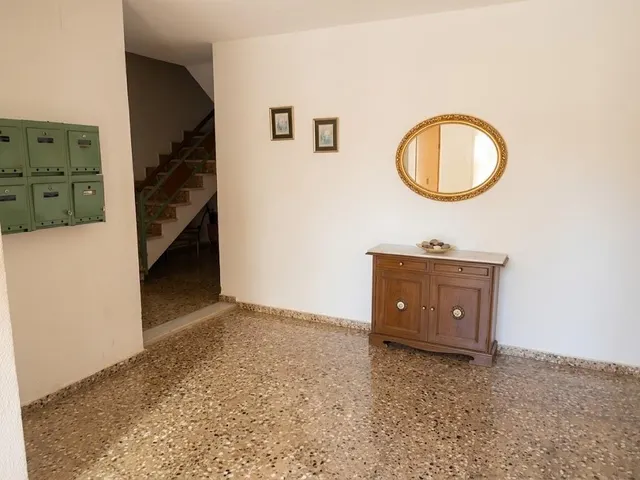 Luminoso piso con gran cocina y balcón frente a una tranquila plaza en Riola — 20