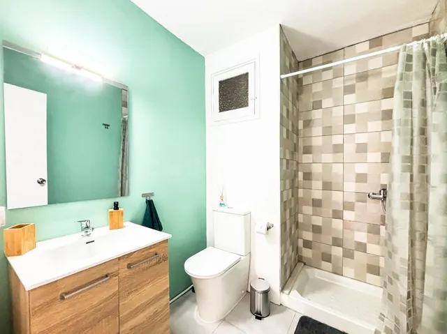 Piso totalmente reformado de cuatro habitaciones y un baño - foto 5