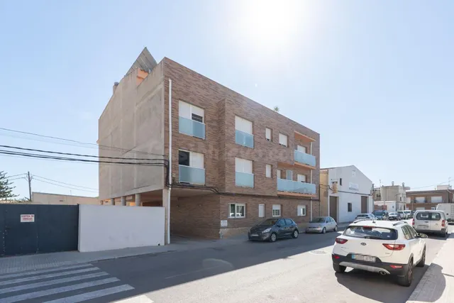 Piso de 2 habitaciones con balcón y plaza de aparcamiento en