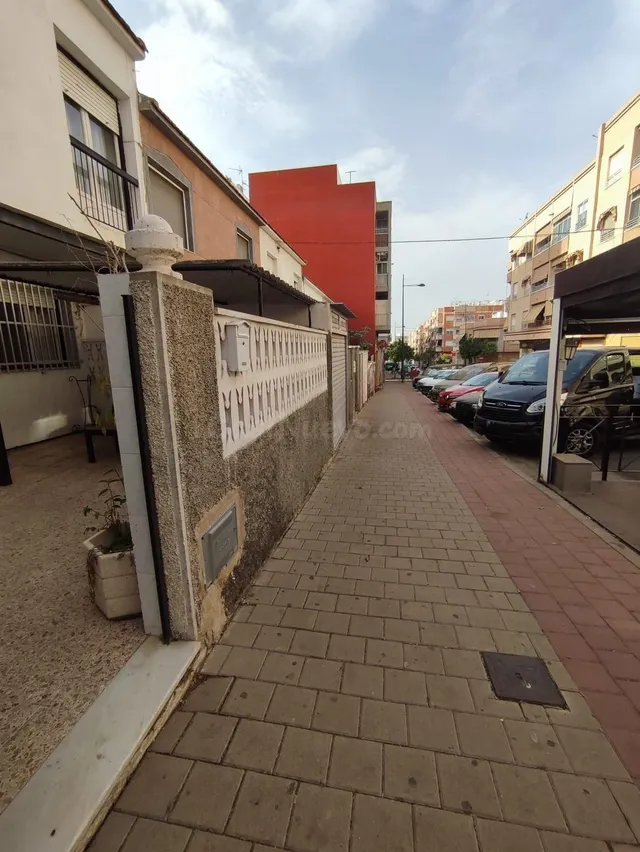 OPORTUNIDAD! CASA ADOSADA DE DOS PLANTAS EN SANTPOLA, ALICAN
