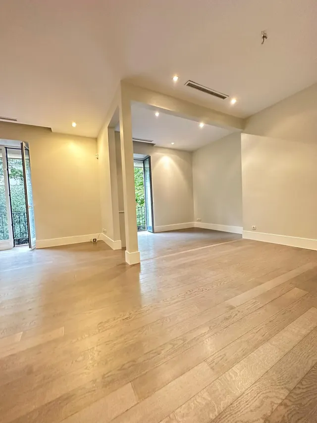 IMPRESIONANTE VIVIENDA EN CLAUDIO CUELLO ESQUINA JORJE JUAN — 16