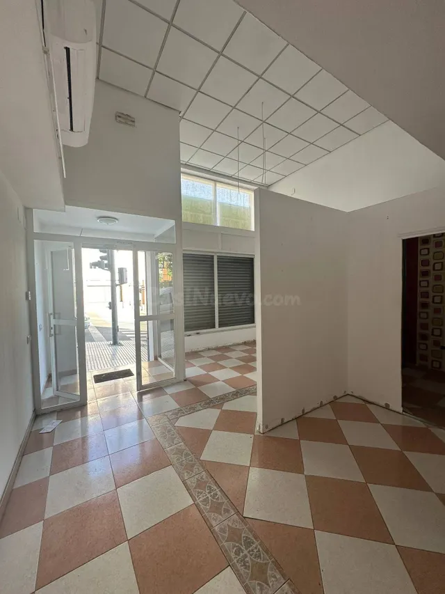 Local muy económico en felipe trigo de 150 m2 *nuevo precio 75.000 € con cambio de uso a vivienda permitido — 2