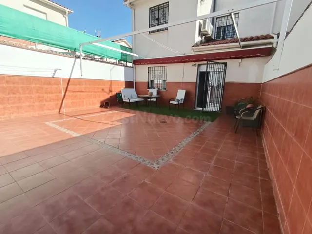 CASA ADOSADA EN ZONA GUADALQUIVIR - LISTA PARA ENTRAR A VIVI