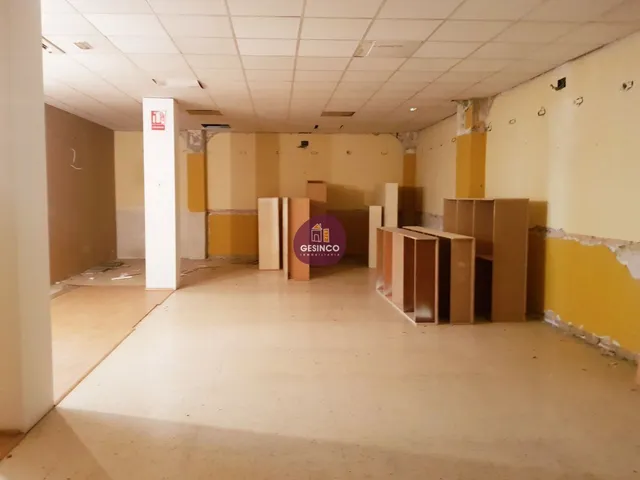 LOCAL COMERCIAL CON GRANDES ESCAPARATES EN ALQUILER — 4