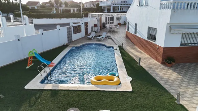 Chalet independiente de esquina con piscina y terraza con vistas al mar en El Rompido Cartaya, Huelva. — 8